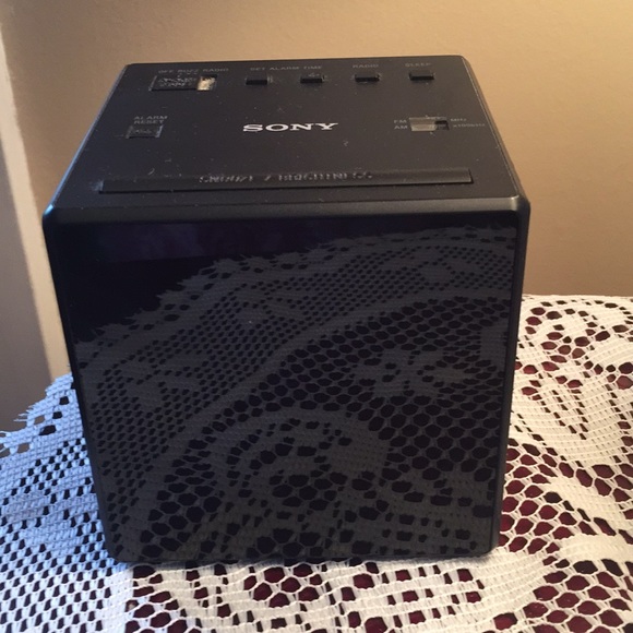 Small Sony clock am fm alarm radio 🌷🌷🌸🌷🌷 - Picture 1 of 3